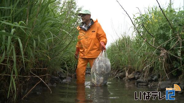 春の一斉河川パトロールでゴミ拾い