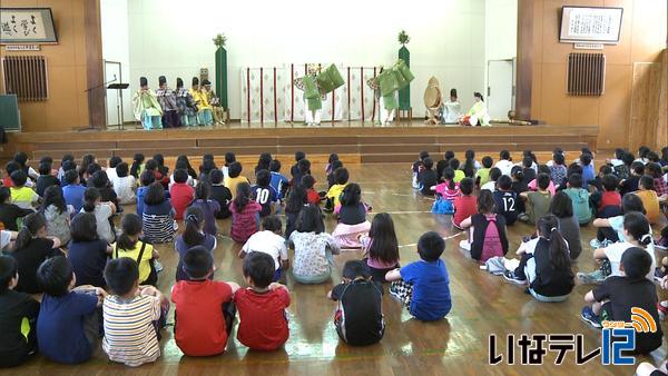 児童が日本伝統音楽の雅楽学ぶ