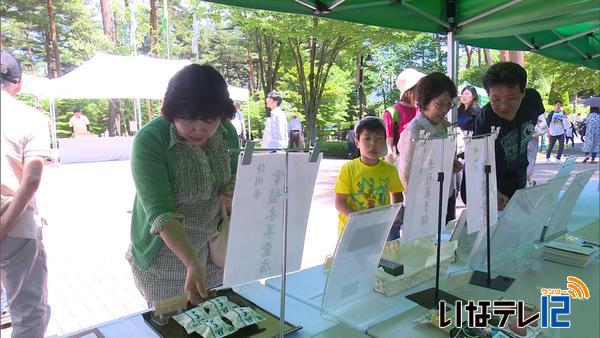 かんてんぱぱ祭りで全国各地６０種類の羊かんを販売