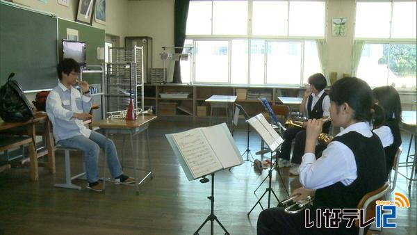 東京芸術大学音楽学部の学生　中学生に演奏指導