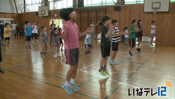 新山小学校でドラゴン踊り練習