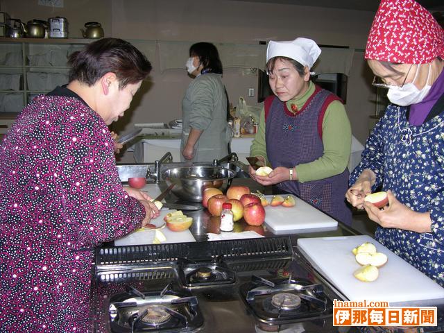 南箕輪村輪の会がリンゴの調理実習<br>農業フォーラムでリンゴ料理紹介