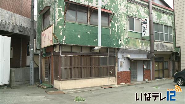 市駅前の空き店舗を飲食店街に