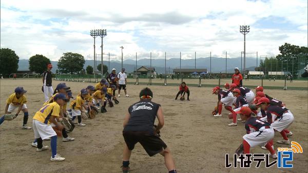 日本精工の選手がソフトボールを指導