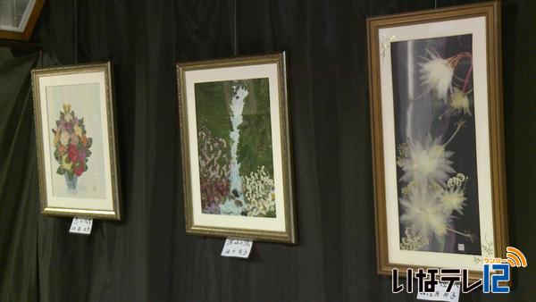 伊那市西町の旧井澤家住宅で押し花絵展