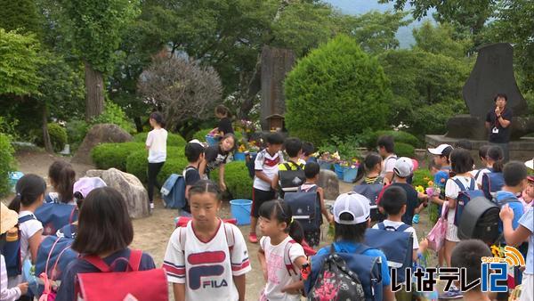 駒ケ岳遭難から１０４年　児童が花を手向ける