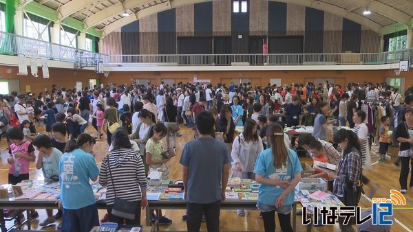 伊那小学校ＰＴＡバザー　総合学習に関する出店並ぶ