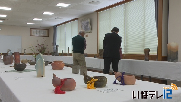 箕輪陶芸研究会の陶芸展　会員の力作並ぶ