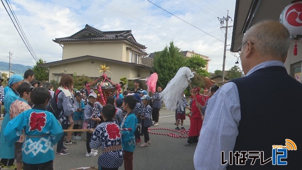 伊那市西町の春日神社　子供神輿が区内を練り歩き