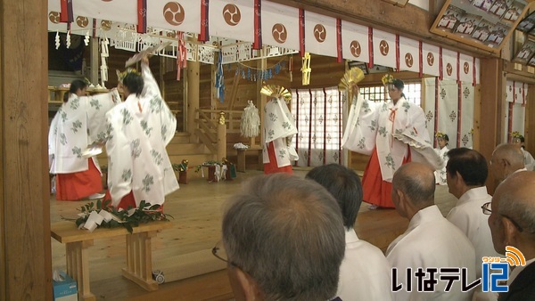 神子柴の白山社八幡社合殿秋の例大祭　神楽の舞奉納