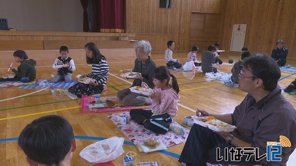 箕輪南小学校　全校で「もみじ給食」