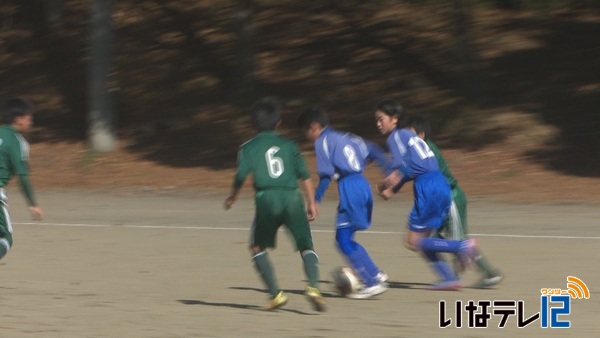 南箕輪村長杯少年サッカー大会　県内から１６チームが参加