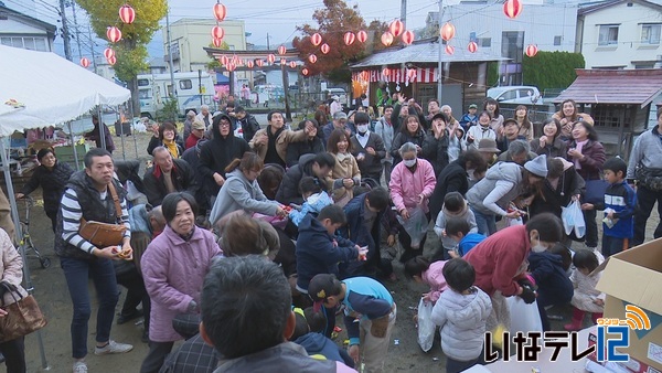 伊那市西町で「えびす講祭」　宝投げ賑わう