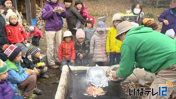 はらぺこの園児が鮭を味わう