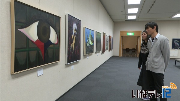 上伊那の高校の生徒が制作した作品並ぶ美術展