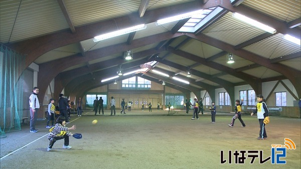 キャッチボールを体験　小学生女子ソフトボール教室
