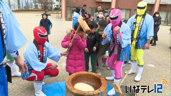 子どもたちが餅レンジャーと餅つき楽しむ