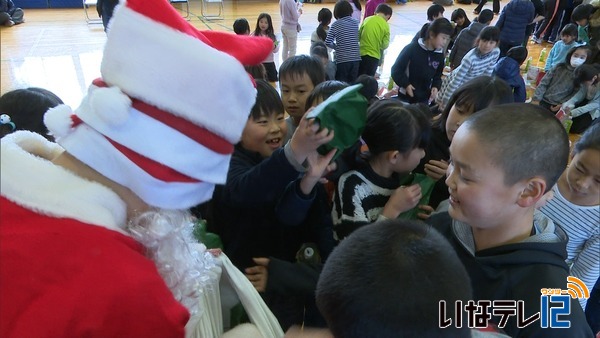 子どもサンタがクリスマス盛り上げ