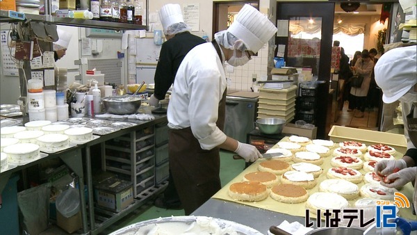 クリスマスイブ　菓子店はケーキづくりで大忙し