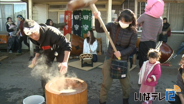 田楽座笛や太鼓にあわせ餅つき