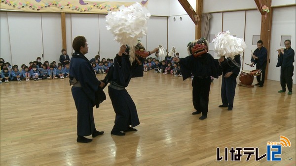 園児に伝統の羽広の獅子舞披露