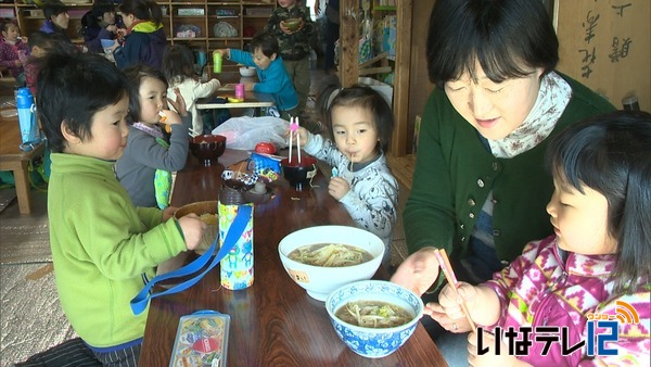 山の遊び舎はらぺこでラーメン作り