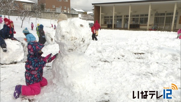 西箕輪保育園の園児が雪あそび