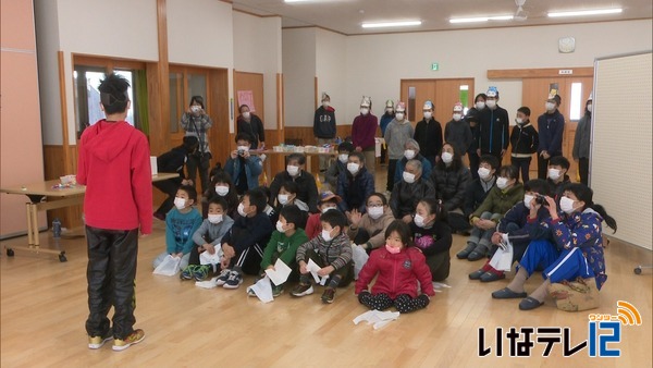 伊那西小学校６年生　地域住民と「伊那西冬祭り」