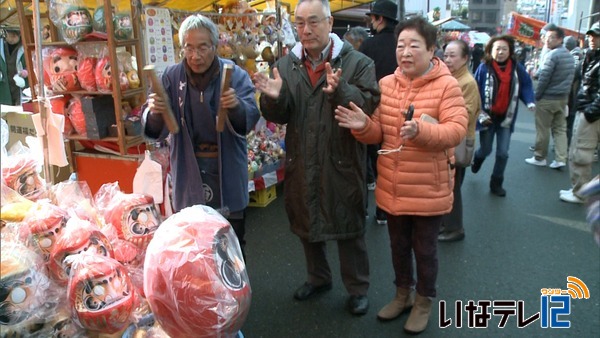 伝統の高遠だるま市　福だるま求め賑わう