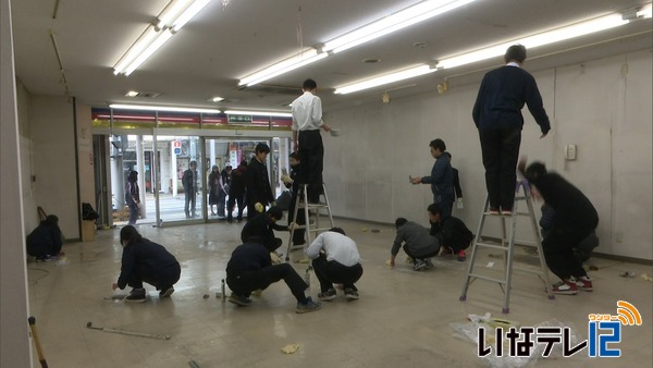 伊那中学校２年３組　中心市街地の空き店舗を清掃