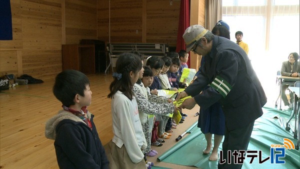 御園交通安全協会が新１年生にランドセルカバー贈呈