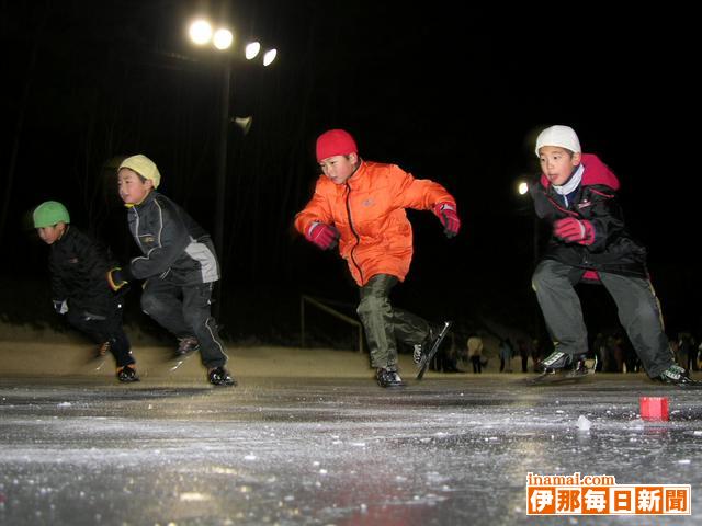 市民体育祭スケート　小学生ら白熱のレース
