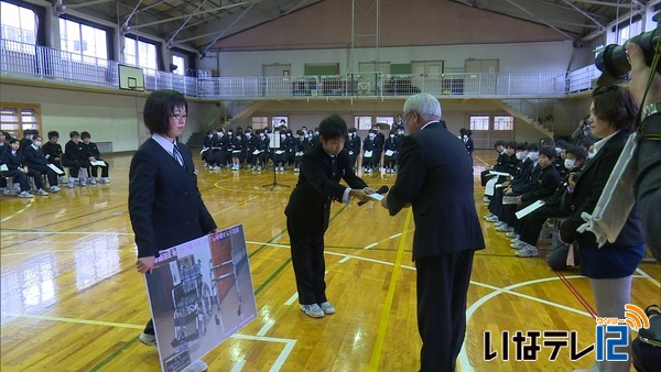 高遠中学校　さくらの里に車いすを寄贈