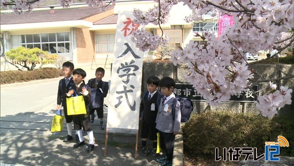 高遠小学校で入学式