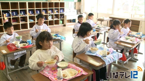 手良小学校１年生　初めての給食