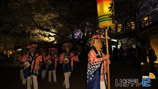 高遠城址公園　夜桜見物客で賑わう