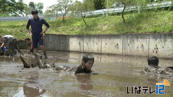 米の栽培を学習　泥遊びで代掻き