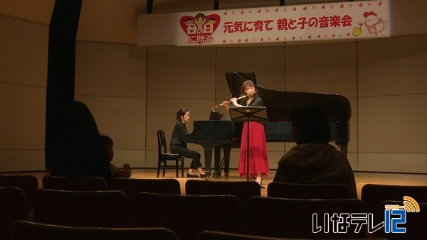 母の日を前に「元気に育て親と子の音楽会」