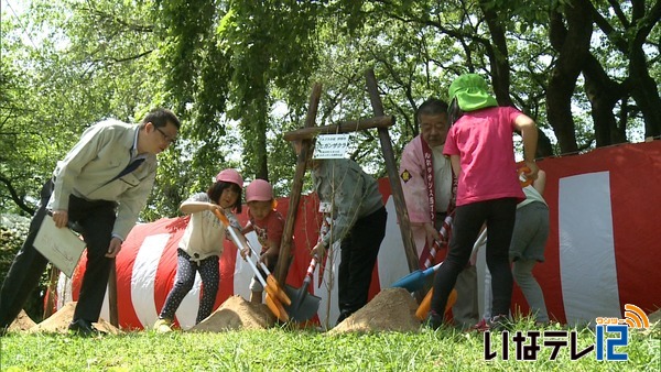 園児が春日公園に桜の苗木を植樹