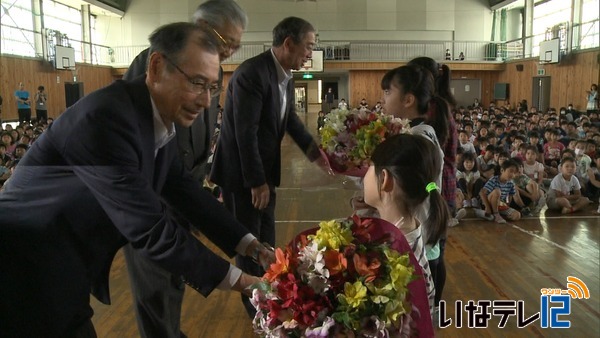 花育　児童にアルストロメリア贈る