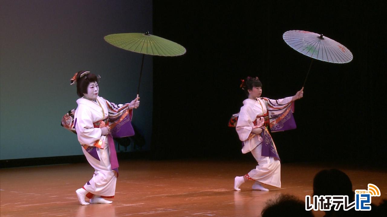幅広い年代が日本舞踊を披露