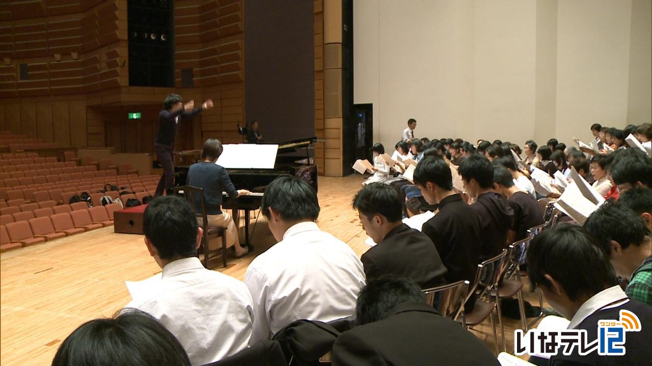 伊澤修二合唱団　学生指揮者と練習