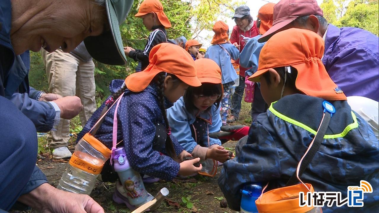 園児と住民が貝沼を散策