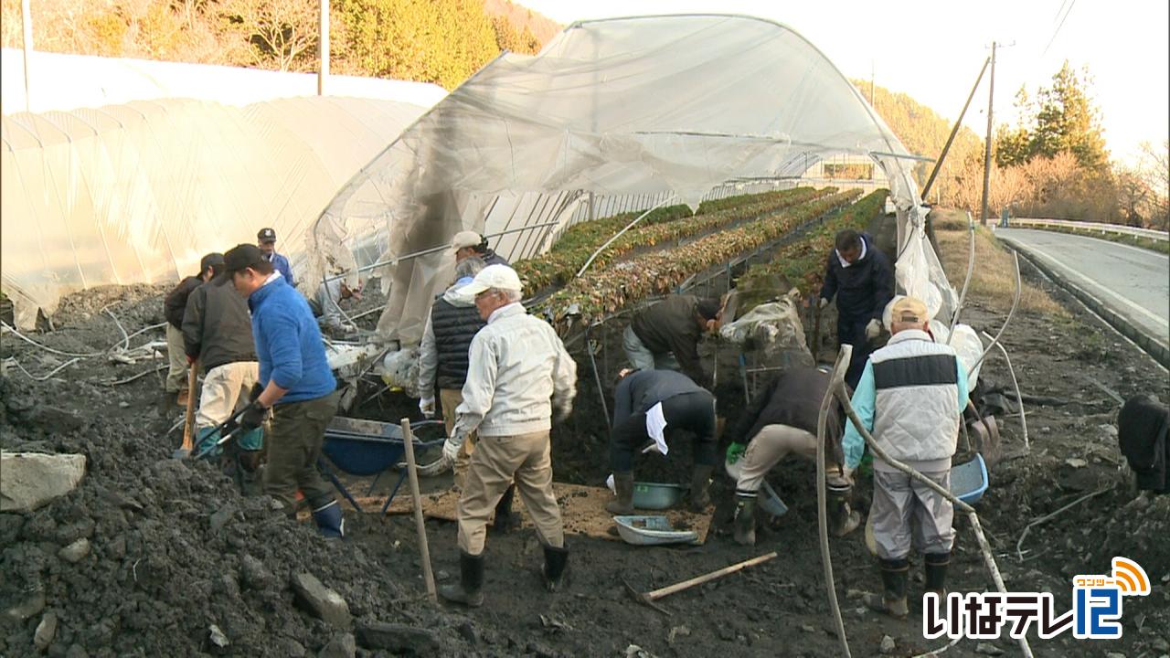 土砂流出のハウス　片づけ作業