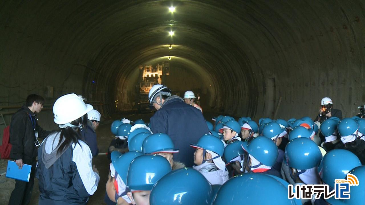 児童がトンネル工事を見学