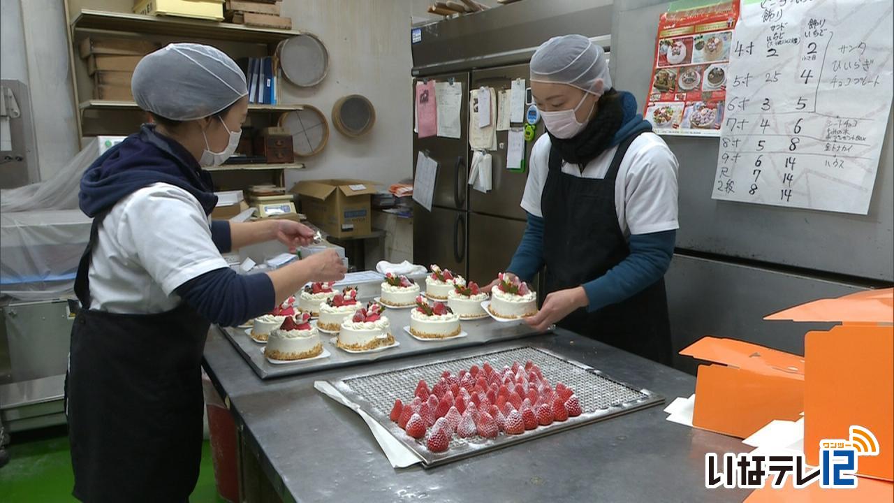 クリスマスケーキ作り大忙し