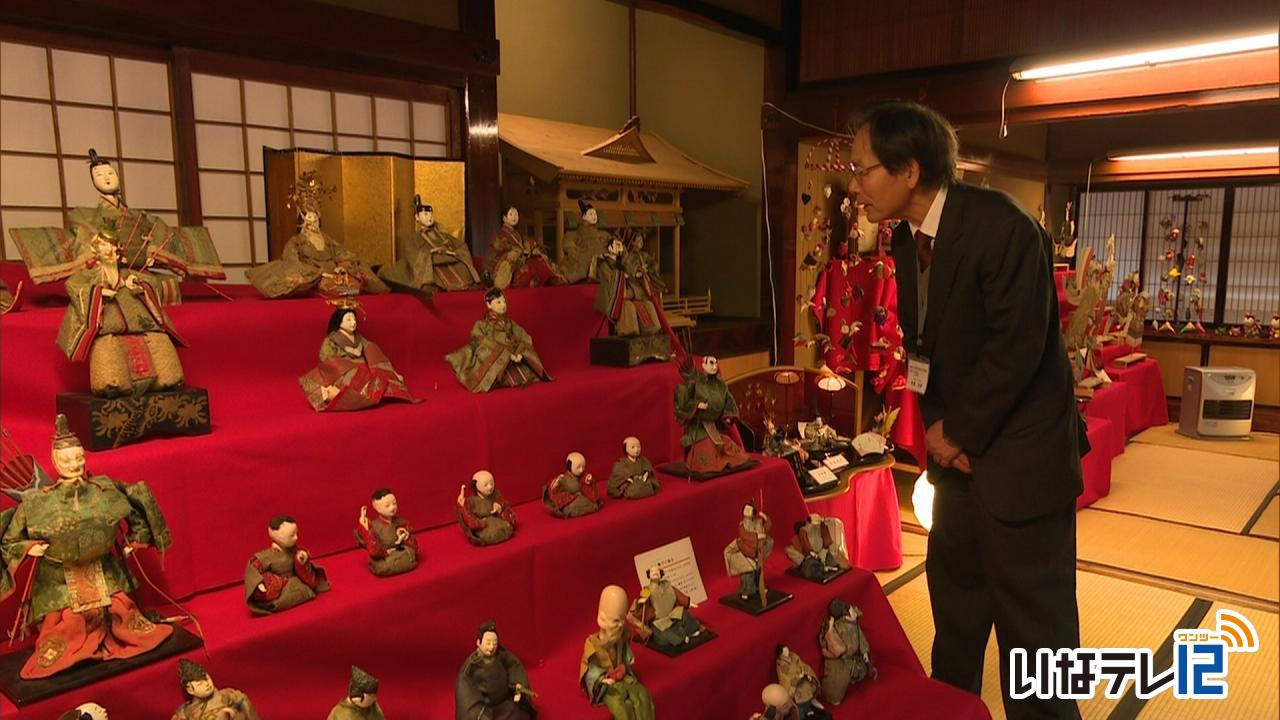 江戸時代からのひな人形並ぶ