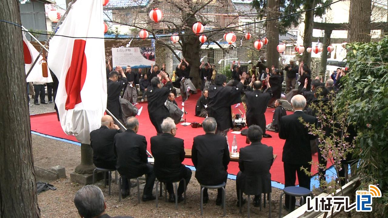 ユーモラスに「やきもち踊り」奉納