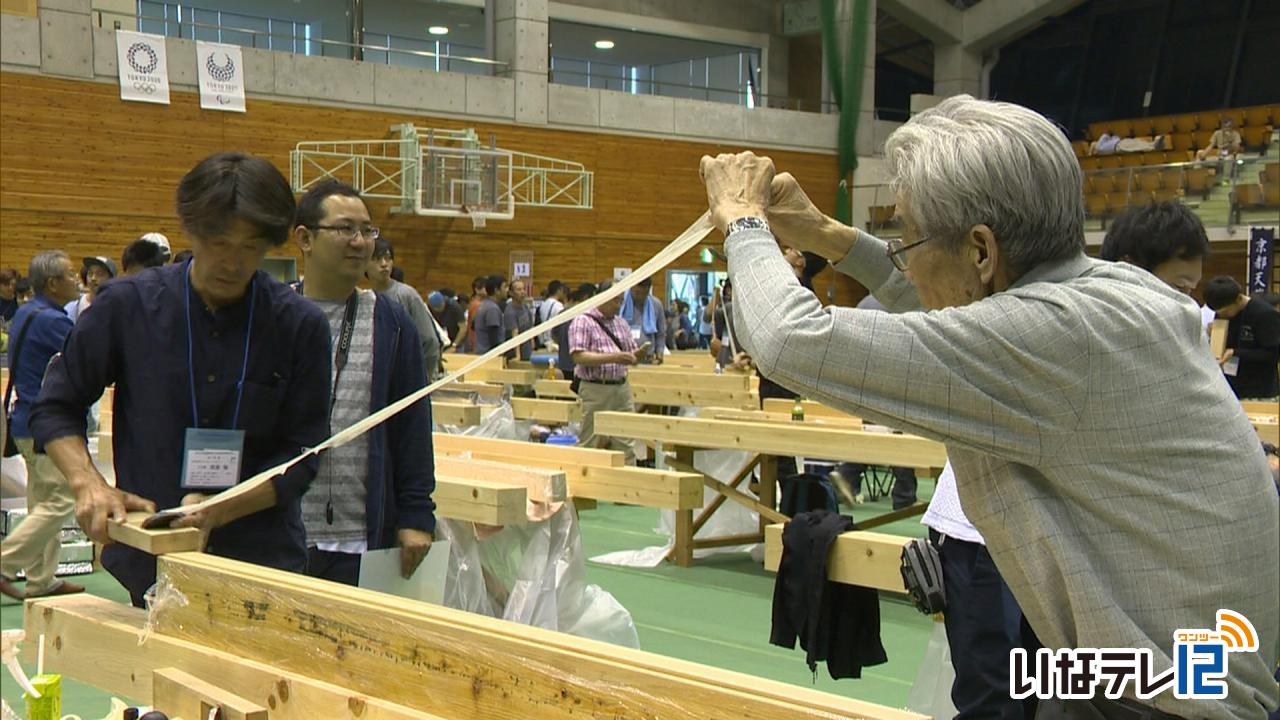 鉋がけの薄削り技術を競う全国大会