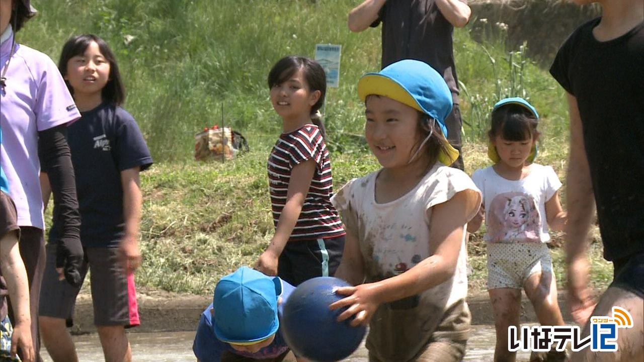 手良小５年生　園児と泥んこ遊び